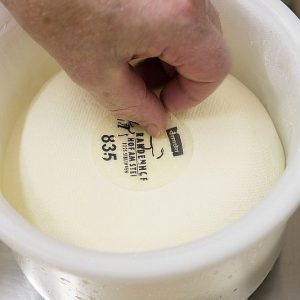 Anbringen der Käse-Kennzeichnung