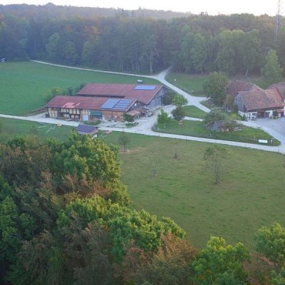 Blick von Süden auf den Randenhof ...