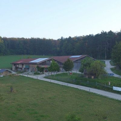 Luftbild mit Blick auf die Käserei und den Stall