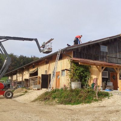 Es ist eine Hybrid- Solaranlage, die Warmwasser und Strom liefert

