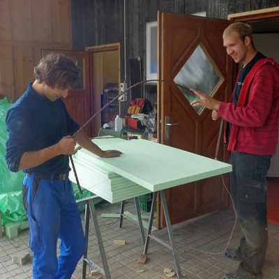 Odin und Henrik   schneiden Isolierplatten mit selbst konstruierter Schneidvorrichtung

