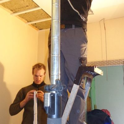 Timo und Henrik arbeiten am Kühlraum